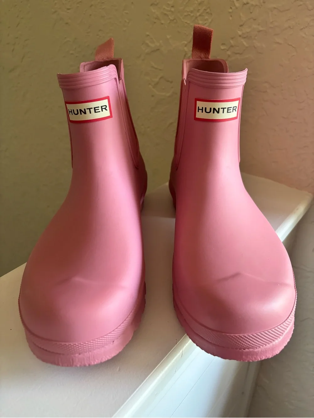 NWOT Hunter Women's PLAY pink  Chelsea low top rain boots size 9